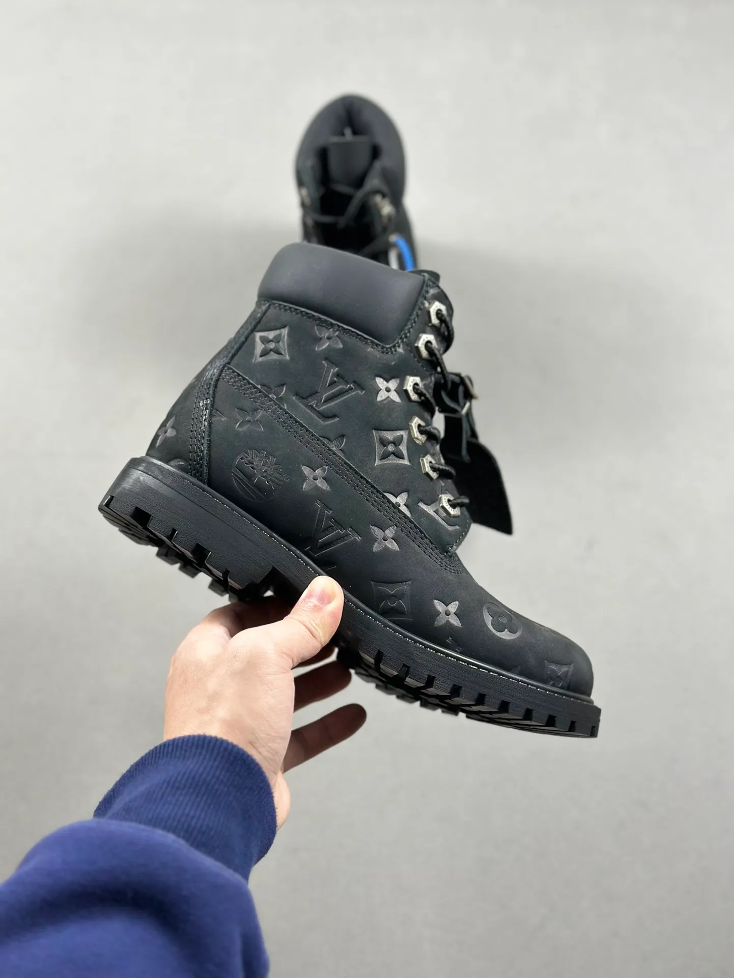 Local pick-up 💰1100 supports delivery. The same style of Jiaer is pure and original. Produced by Zhongshan Factory. Louis Vuitton As the first collaboration between the two parties, this shoe redefines the classic design of Timberland's 6-inch rhubarb boots. Timberland/Timberland's 6-inch full-print presbyopic rhubarb boots pay homage to the classic yellow boot shape of the 1996 Grandmaster Flash. Original hardware molded lace buckles. Newly upgraded top-notch craftsmanship. OEM by Zhongshan factory. Original imported leather - independent private mold outsole, correct logo, non-market wrong version. Original and consistent full-grain nubuck leather collar, all-cow lining, brand new original packaging shoe box, exclusive supply to the market, official item number: 1AD7YN, size: 35 36 37 38 39 40 41 42 43 44 45 46